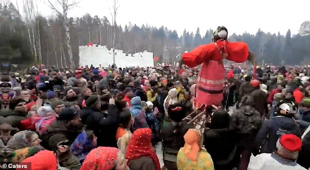 الروس يحتفلون بالربيع بحرق دمية وتسلق قلعة جليدية  (4)