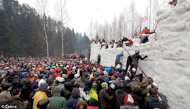 الروس يحتفلون بالربيع بحرق دمية وتسلق قلعة جليدية  (2)