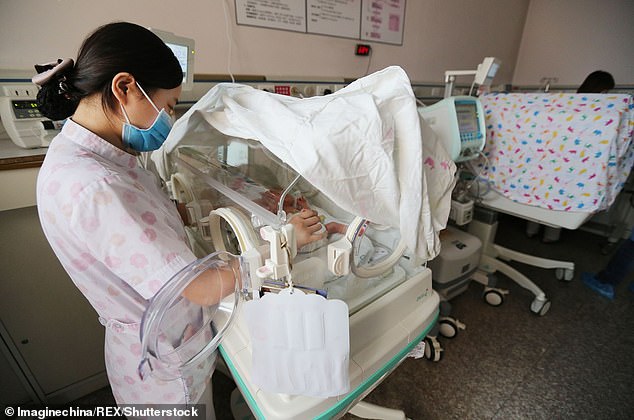 طفل ولد قبل الأوان يزن 490 جرام فى  الصين  (3)