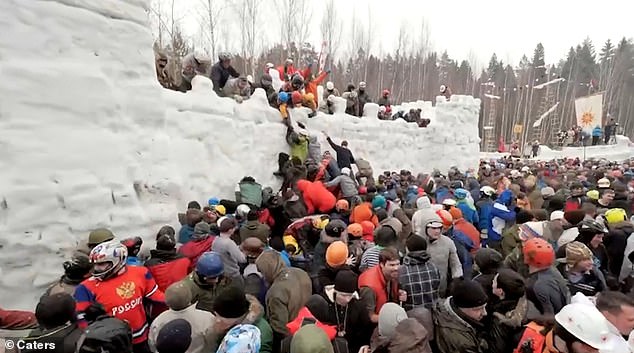 الروس يحتفلون بالربيع بحرق دمية وتسلق قلعة جليدية  (1)