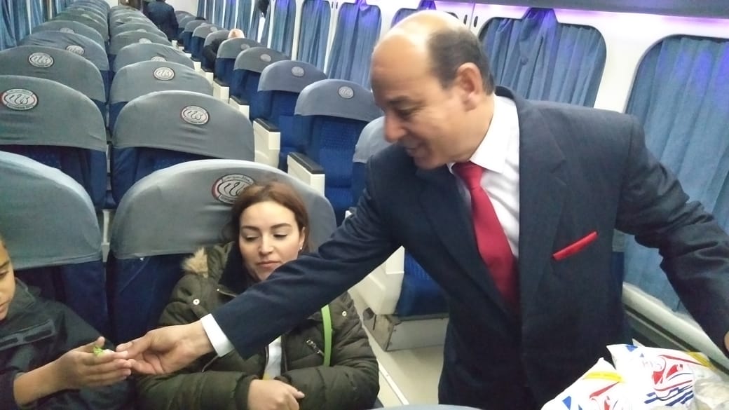 توزيع ورود على ركاب محطة مصر (2)