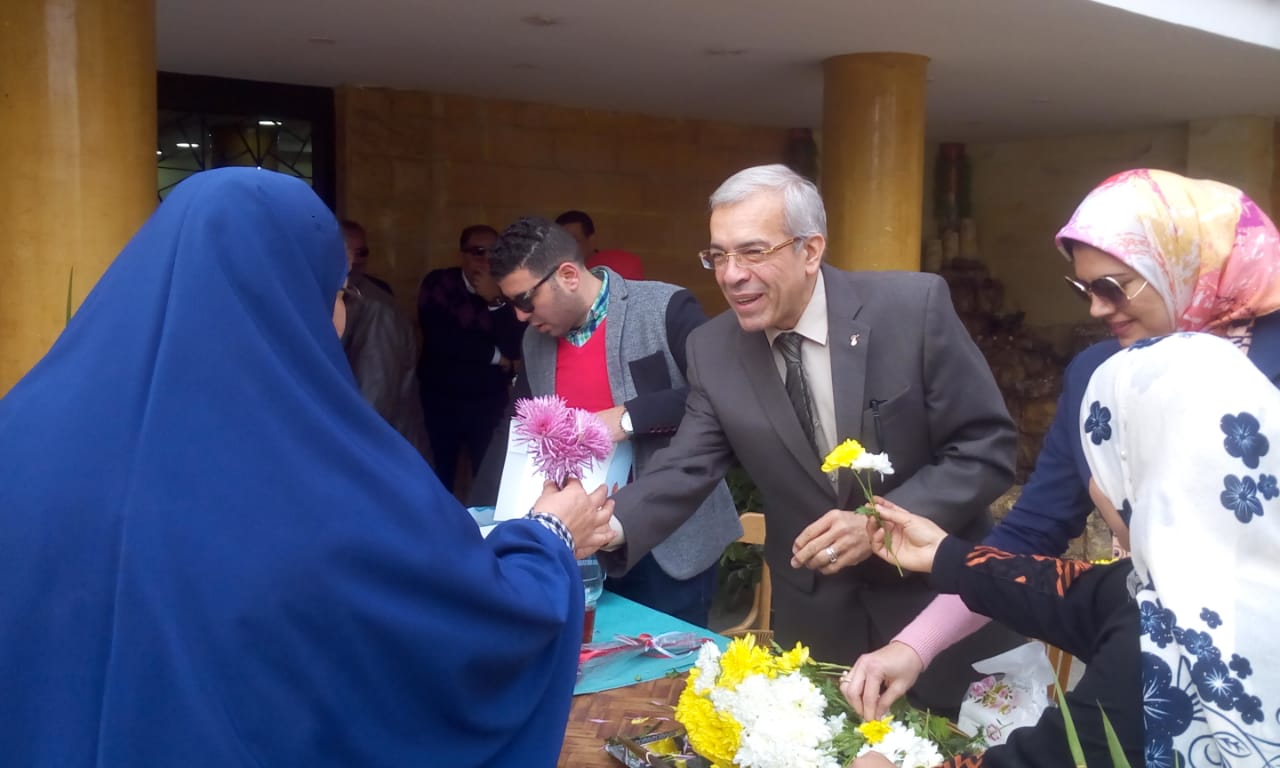 مدير تعليم بالقليوبية يقدم باقات الورود للأمهات بالديوان (8)