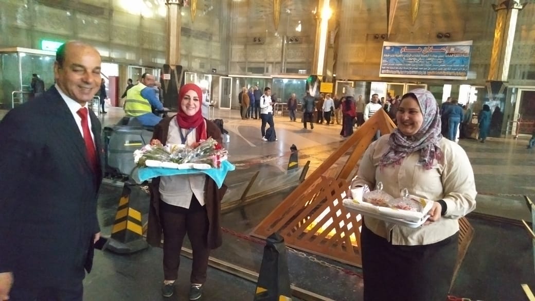 توزيع ورود على ركاب محطة مصر (6)