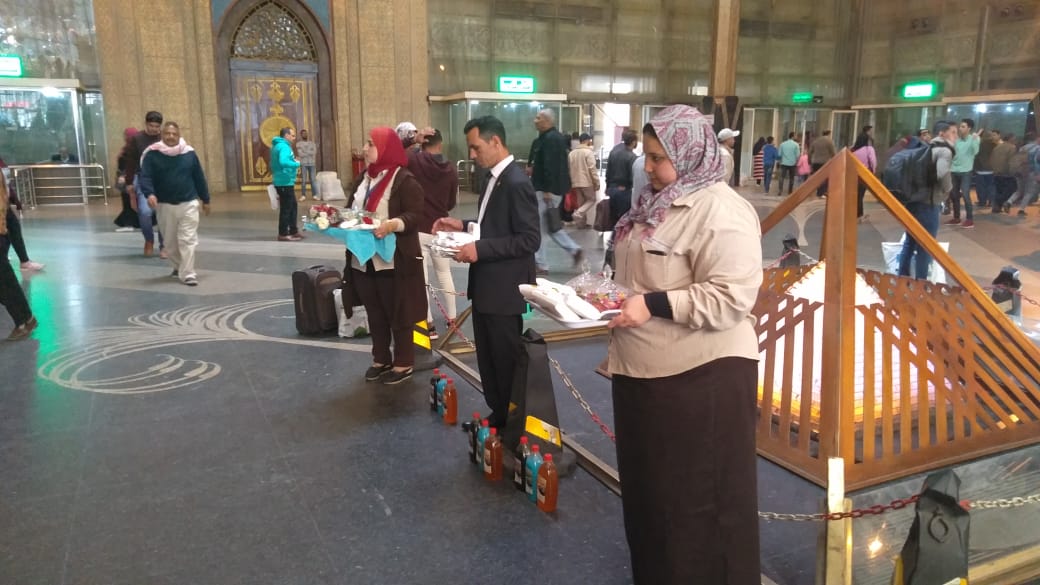 توزيع ورود على ركاب محطة مصر (11)