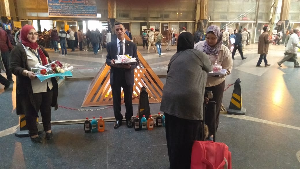 توزيع ورود على ركاب محطة مصر (4)