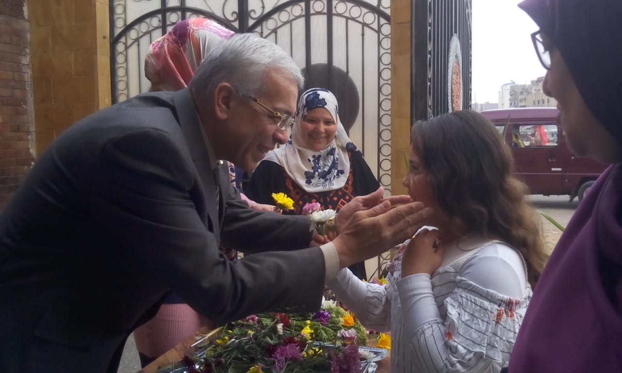 مدير تعليم بالقليوبية يقدم باقات الورود للأمهات بالديوان (7)