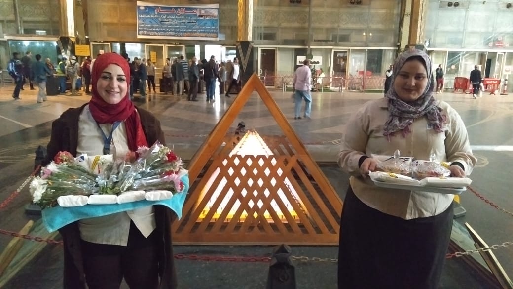 توزيع ورود على ركاب محطة مصر (9)