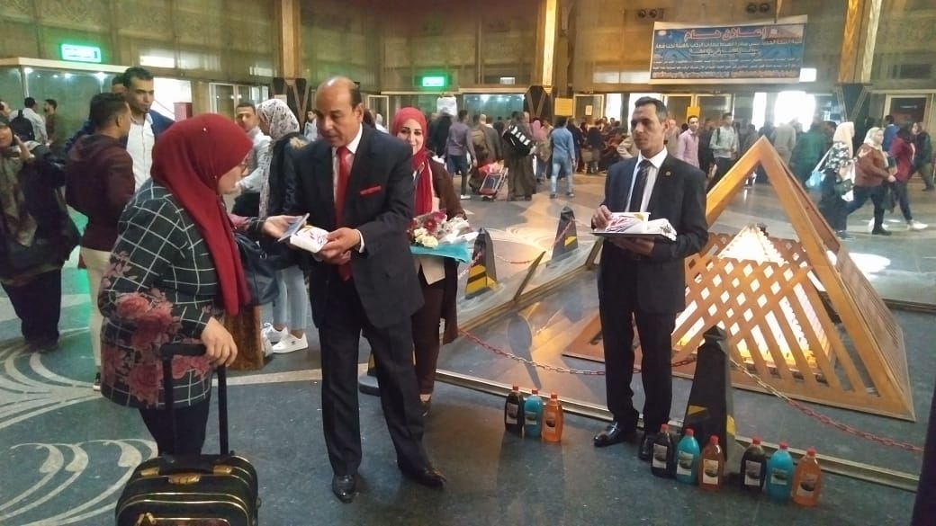 توزيع ورود على ركاب محطة مصر (14)