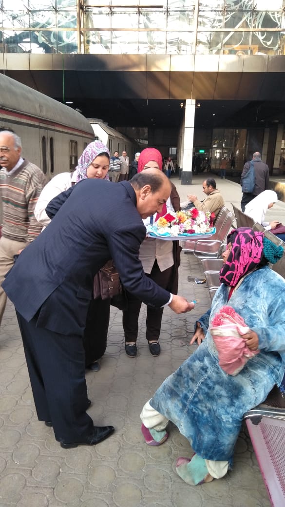 توزيع ورود على ركاب محطة مصر (1)