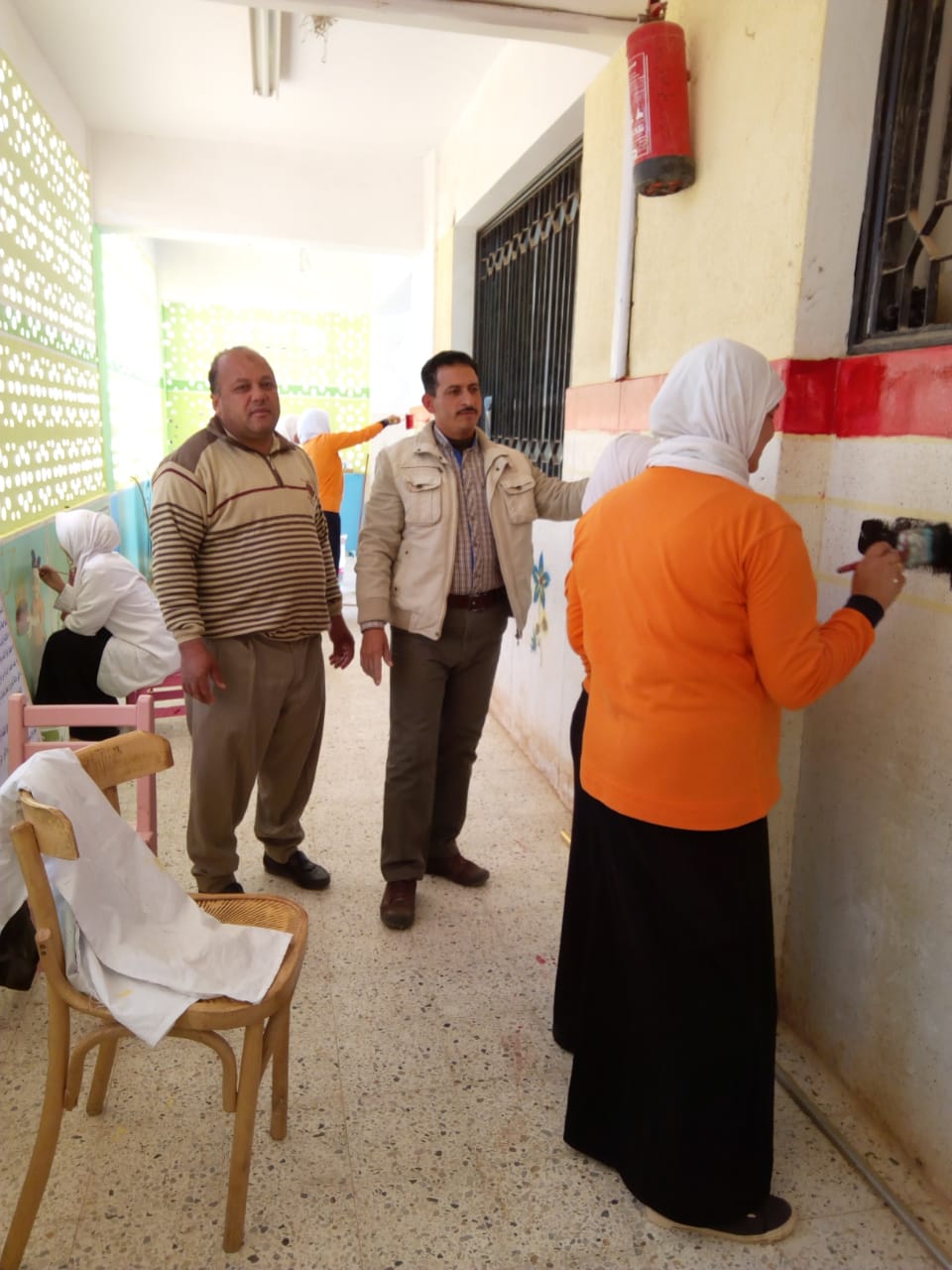 طالبات مدرسة موط الفنية ينفذن مبادرة تجميل أسوار المدارس بلوحات جدارية (11)