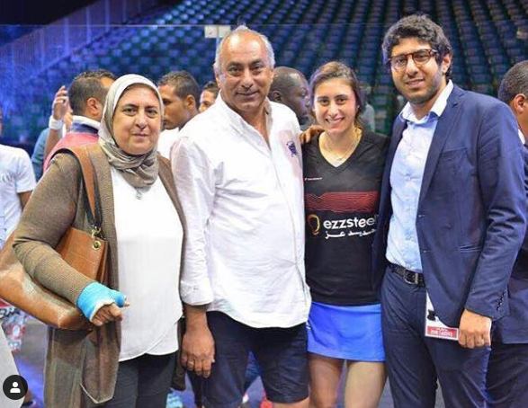 نور الشربيني مع والدها و والدتها