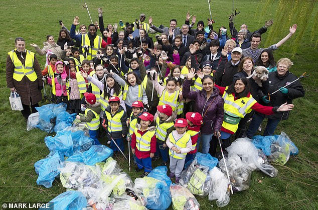 تلاميذ المدارس البريطانية ينضمون إلى حملة لتنظيف الشوارع  (1)