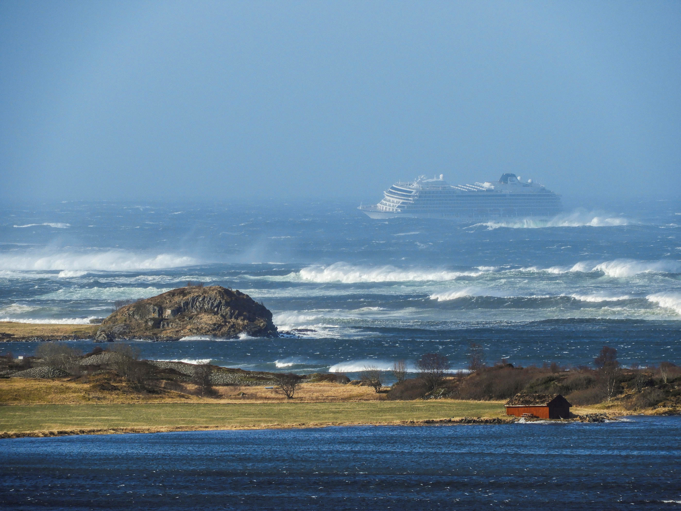 جنوح سفينة سياحية قبالة سواحل النرويج (4)