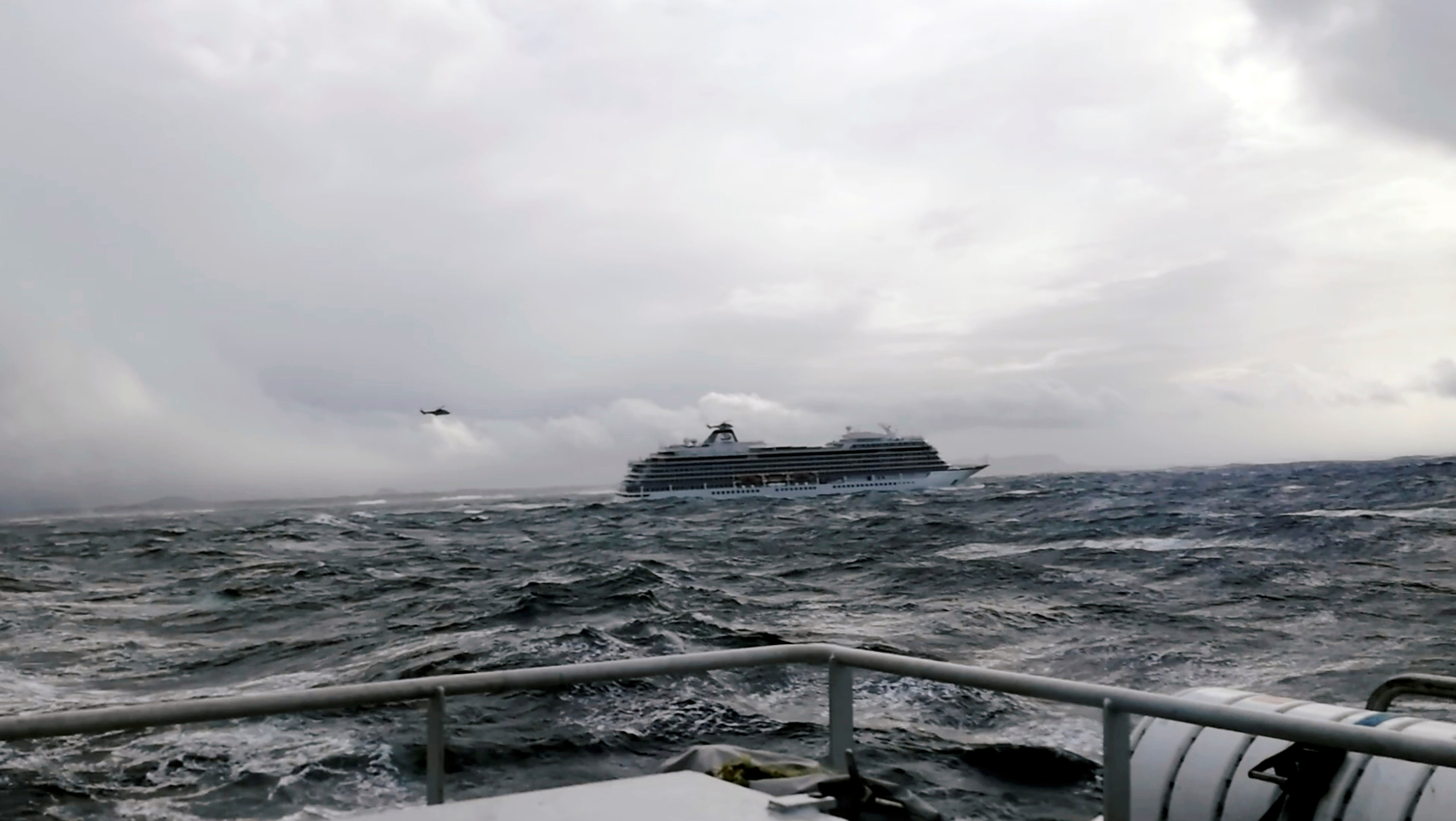 جنوح سفينة سياحية قبالة سواحل النرويج (5)