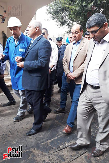 وزير النقل يتفقد محطتى القاهرة والجيزة وينتقد مستوى النظافة (14)
