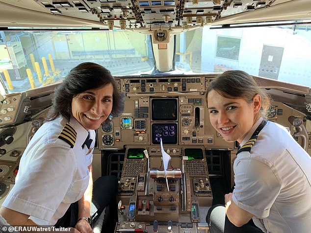 قائدة طيارة وابنتها يقودان رحلة أمريكية