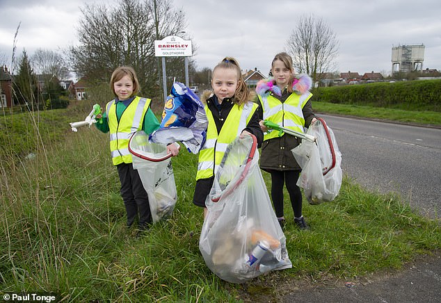 تلاميذ المدارس البريطانية ينضمون إلى حملة لتنظيف الشوارع  (2)