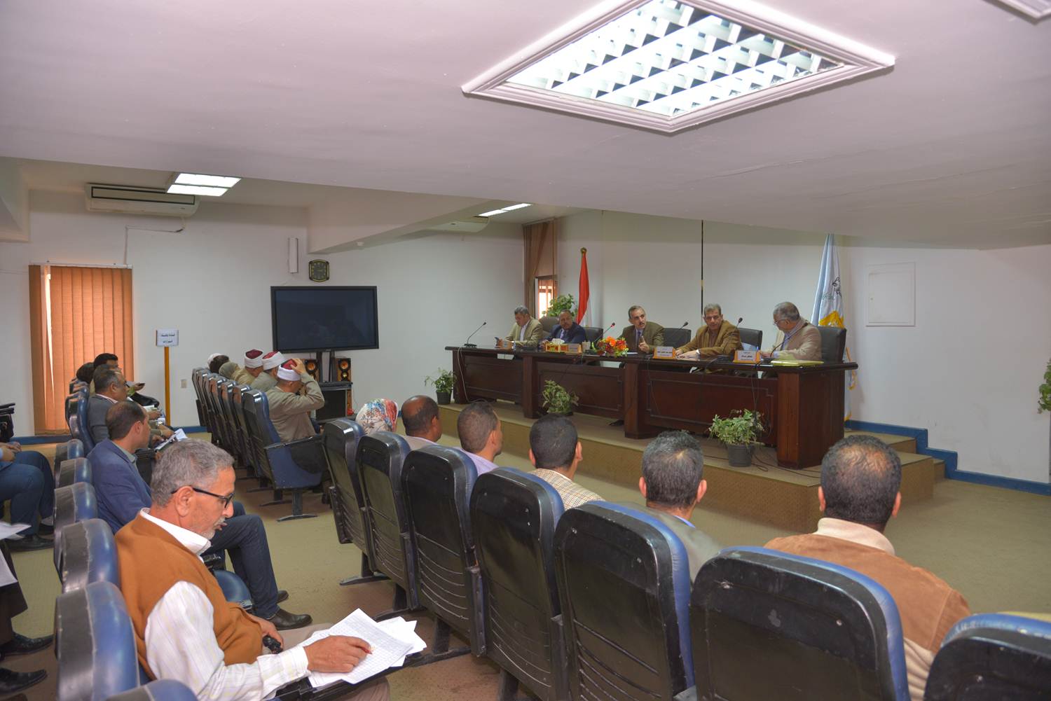 اجتماع محافظ أسيط مع اللجنة العليا لمحو الأمية (1)