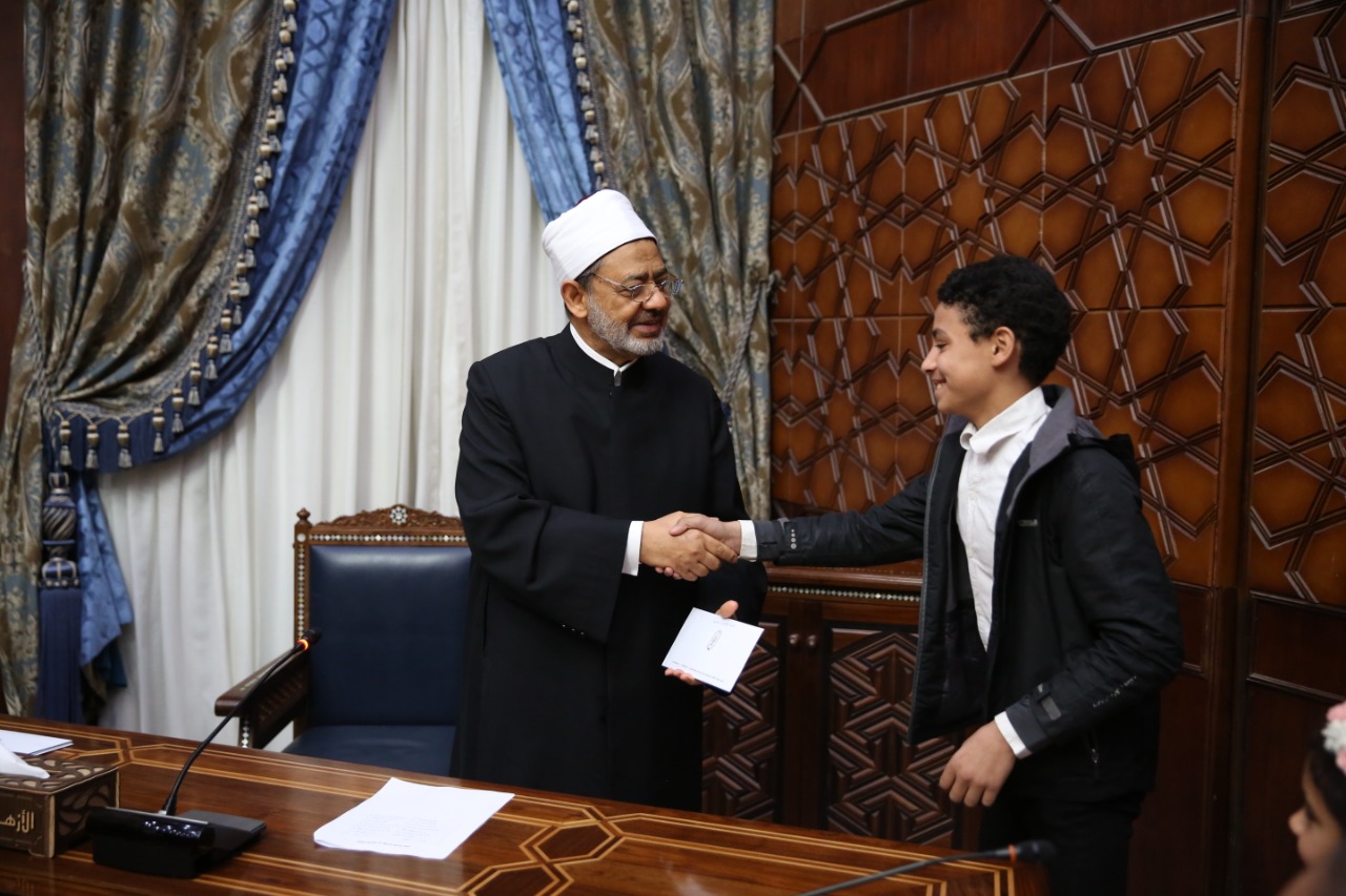 جانب من تكريم الإمام الأكبر الدكتور أحمد الطيب للأطفال  (3)