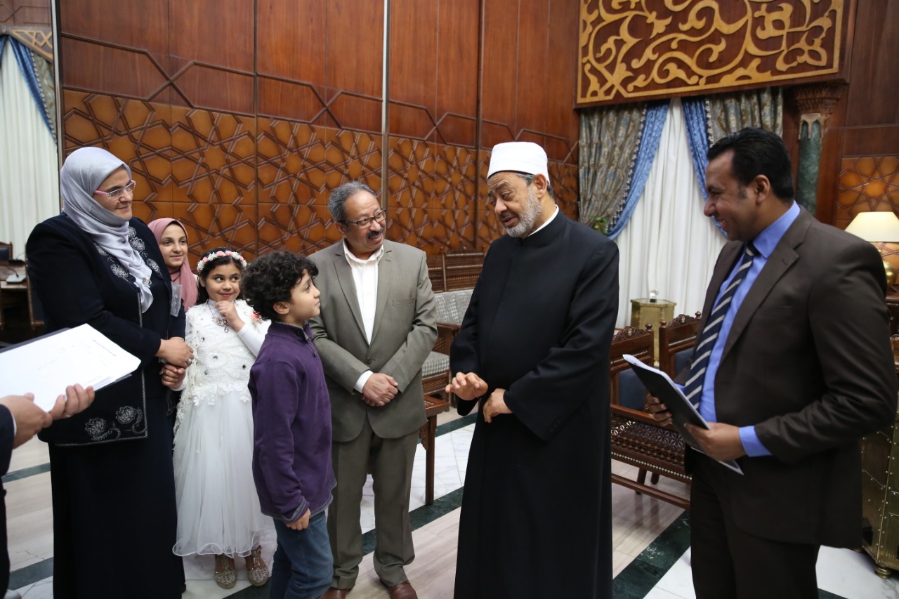 جانب من تكريم الإمام الأكبر الدكتور أحمد الطيب للأطفال  (1)