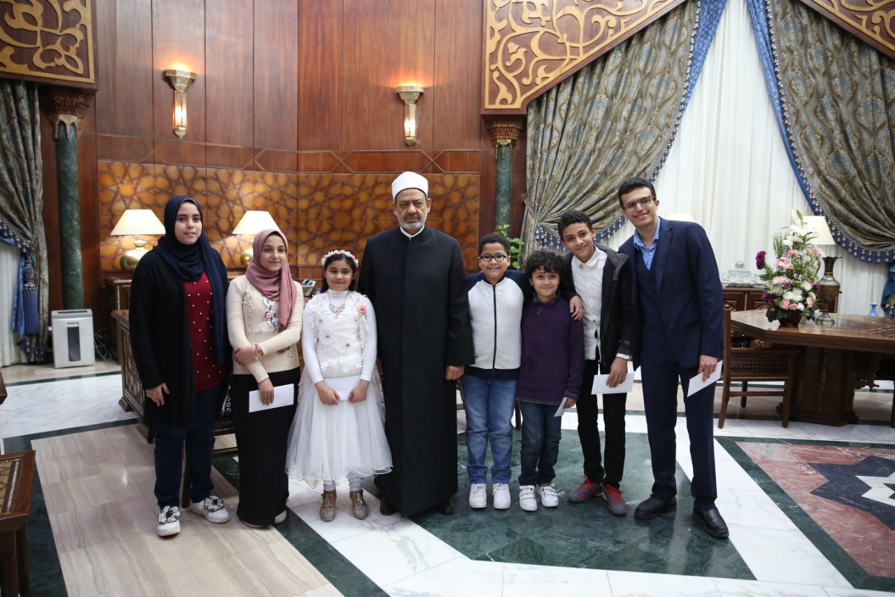 جانب من تكريم الإمام الأكبر الدكتور أحمد الطيب للأطفال  (2)