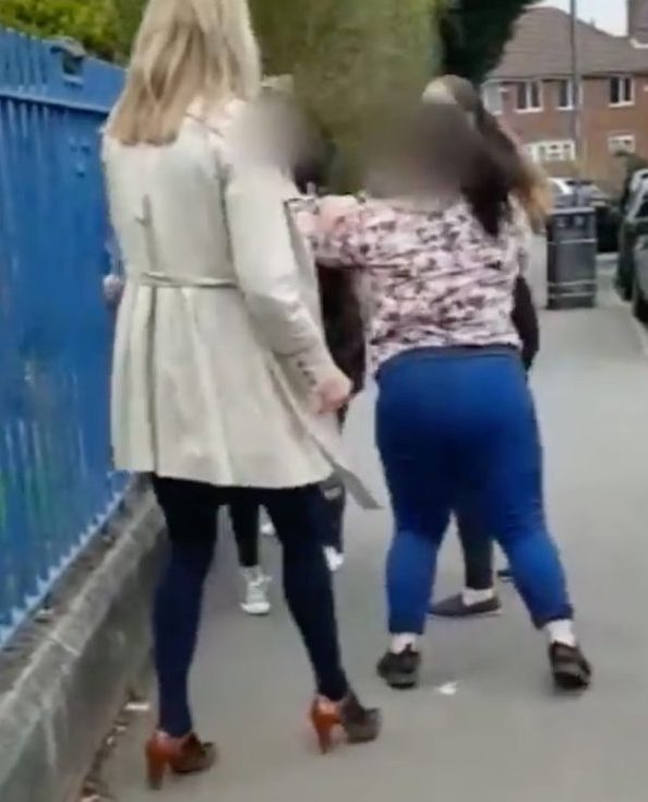 شجار بين امرأتين أمام مدرسة بريطانية