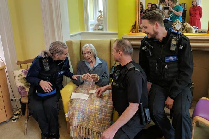 رجال الشرطة مع السيدة العجوز