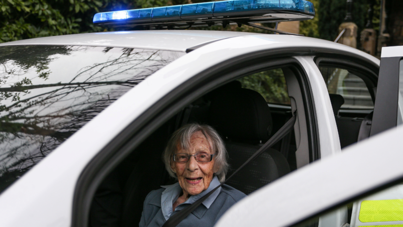 السيدة العجوز داخل سيارة الشرطة خلال نقلها إلى مركز الشرطة