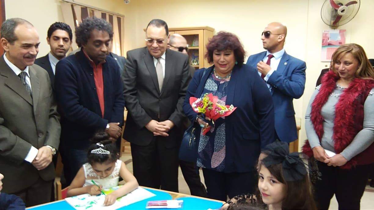 وزيرة الثقافة مع الأطفال بعد افتتاحها قصر ثقافة بلبيس (1)