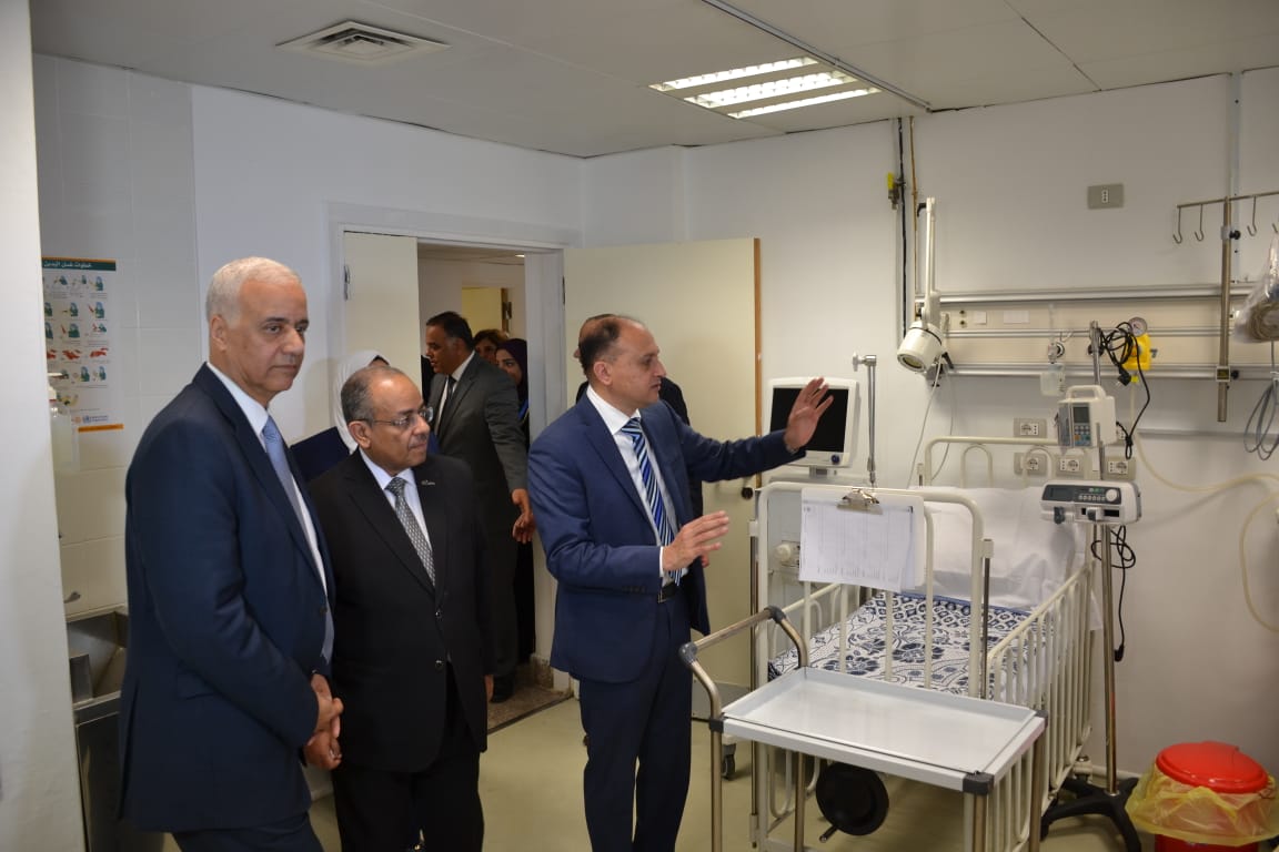 رئيس جامعة الإسكندرية يفتتح مجموعة تطويرات بمستشفى سموحة لطب الأطفال (5)