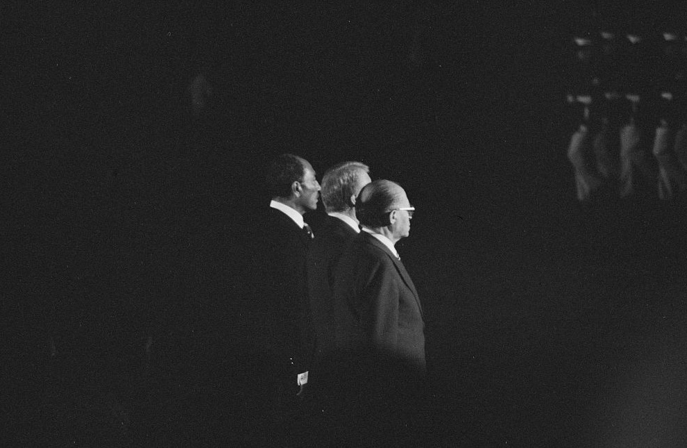 الرئيس الراحل أنور السادات والرئيس الأمريكى الأسبق كارتر ورئيس وزراء إسرائيل الأسبق بيجن