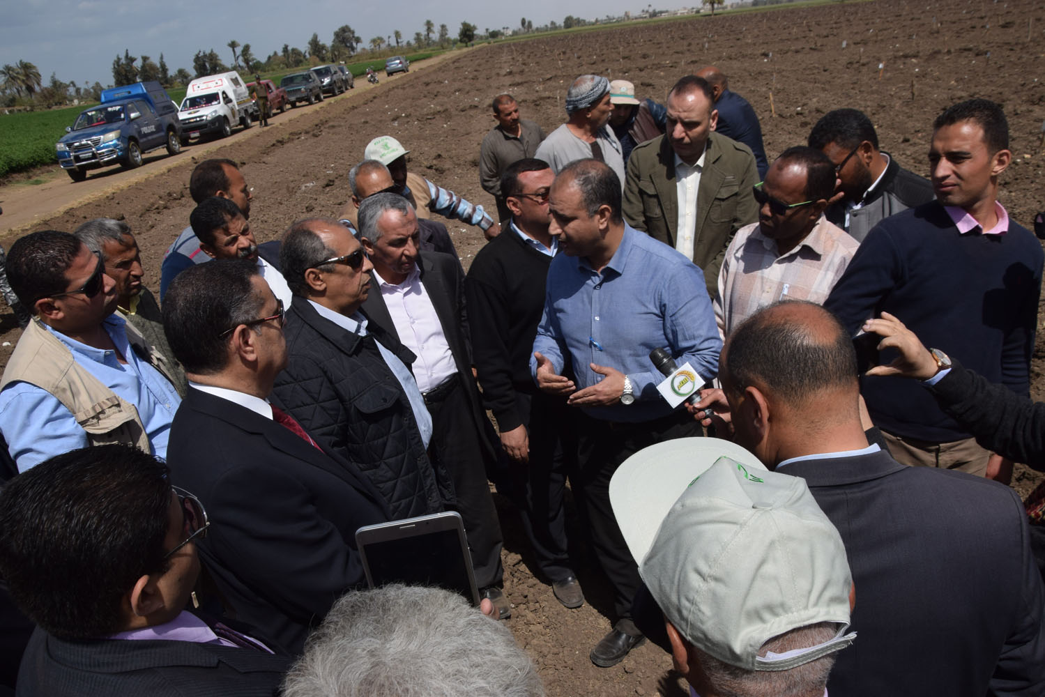 محافظ بنى سويف و وزير الزراعة يفتتحون موسم القطن (1)