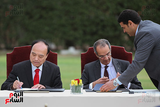 وزير الاتصالات وهولين زاو يوقعان عقد استضافة مصر للمؤتمر العالمى لاتصالات الراديو (11)