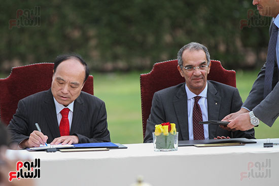 وزير الاتصالات وهولين زاو يوقعان عقد استضافة مصر للمؤتمر العالمى لاتصالات الراديو (4)