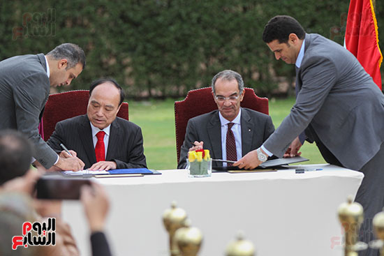 وزير الاتصالات وهولين زاو يوقعان عقد استضافة مصر للمؤتمر العالمى لاتصالات الراديو (6)