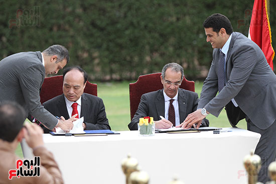 وزير الاتصالات وهولين زاو يوقعان عقد استضافة مصر للمؤتمر العالمى لاتصالات الراديو (12)