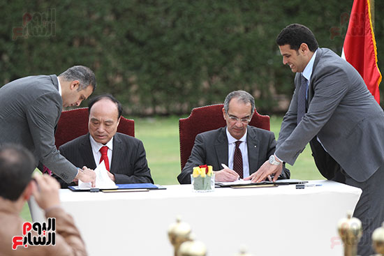 وزير الاتصالات وهولين زاو يوقعان عقد استضافة مصر للمؤتمر العالمى لاتصالات الراديو (10)