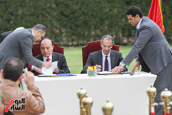 وزير الاتصالات وهولين زاو يوقعان عقد استضافة مصر للمؤتمر العالمى لاتصالات الراديو (14)
