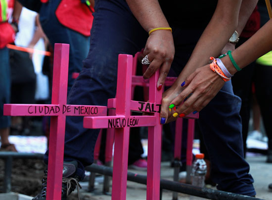 سيدات مكسيكو سيتى يتظاهرن ضد العنف وقتل النساء فى المكسيك  (9)