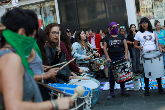 سيدات مكسيكو سيتى يتظاهرن ضد العنف وقتل النساء فى المكسيك  (7)