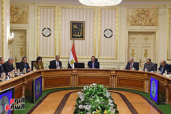 رئيس الوزراء يعقد اجتماعا مع مطورين عقاريين ويتابع مشروعات العاصمة الإدارية (4)