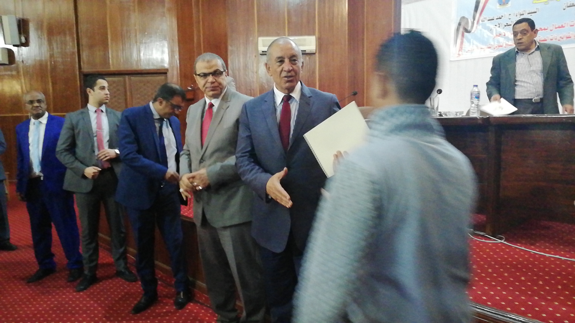 وزير القوى العاملة ومحافظ البحر الأحمر أثناء توزيع شهادات أمان  (3)