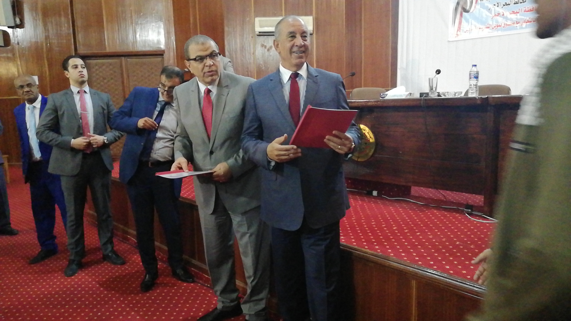 وزير القوى العاملة ومحافظ البحر الأحمر أثناء توزيع شهادات أمان  (6)
