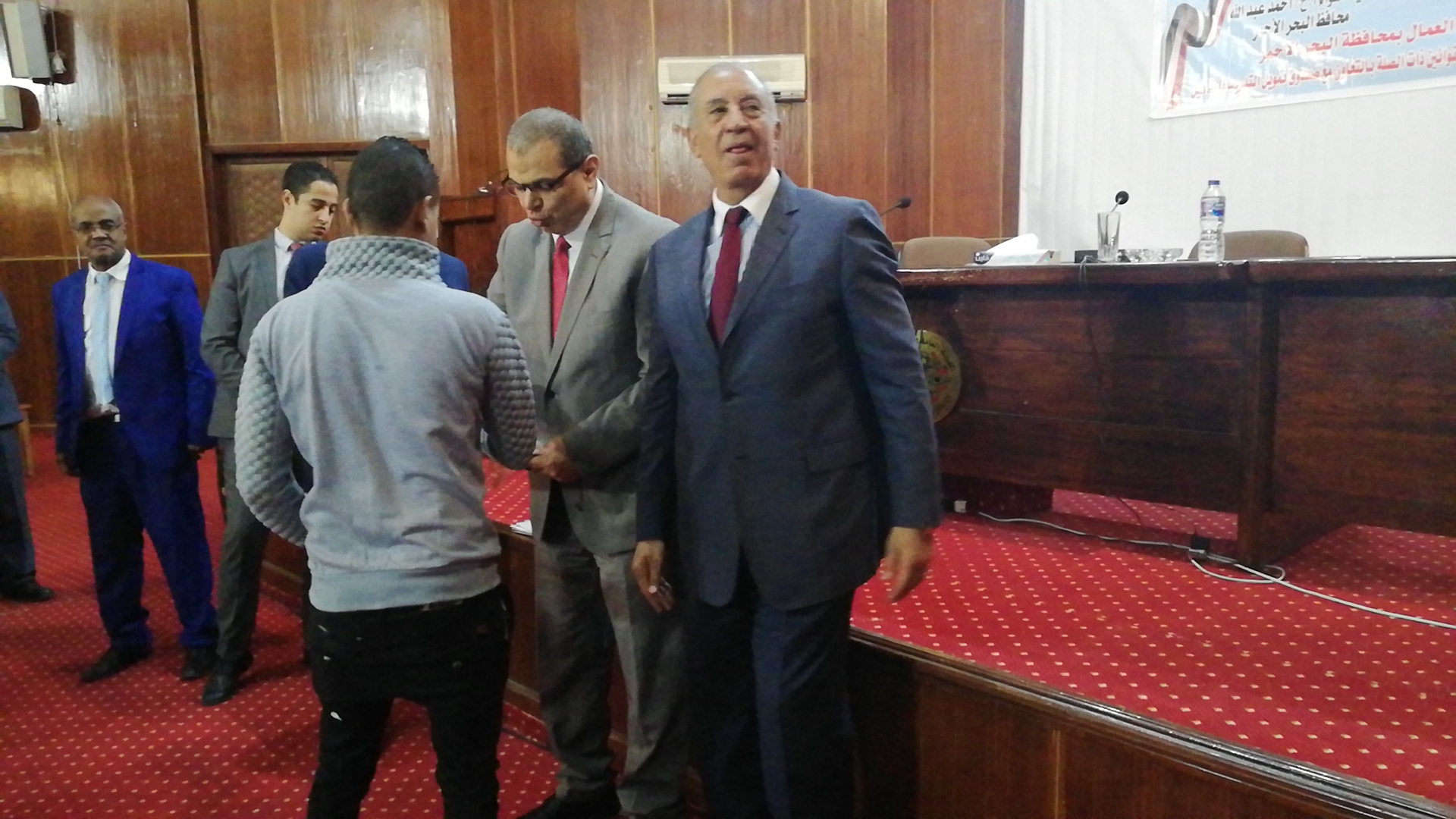 وزير القوى العاملة ومحافظ البحر الأحمر أثناء توزيع شهادات أمان  (5)