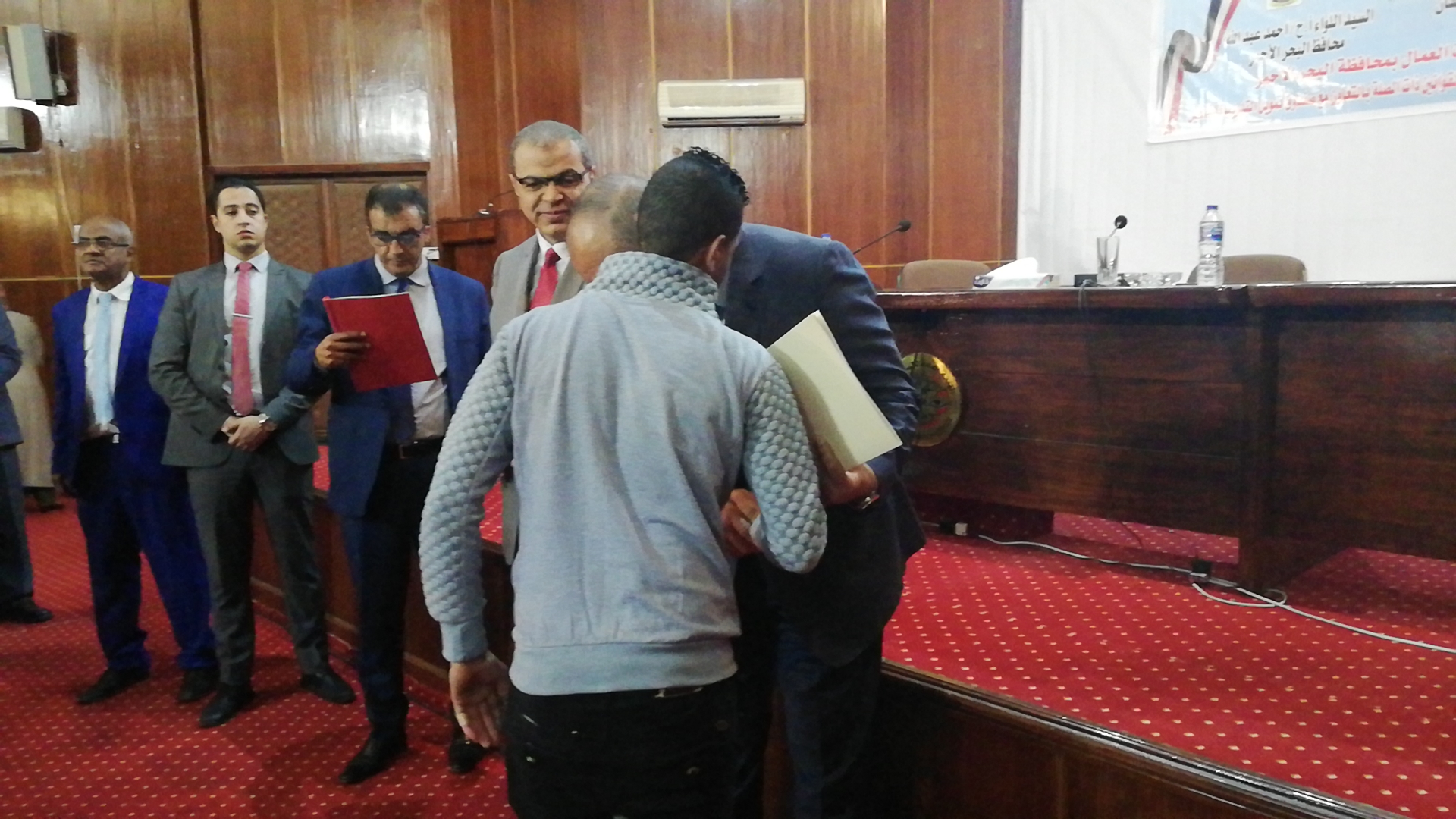 وزير القوى العاملة ومحافظ البحر الأحمر أثناء توزيع شهادات أمان  (4)