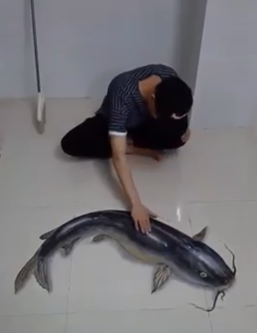 الشاب خلال رسمه لدولفين