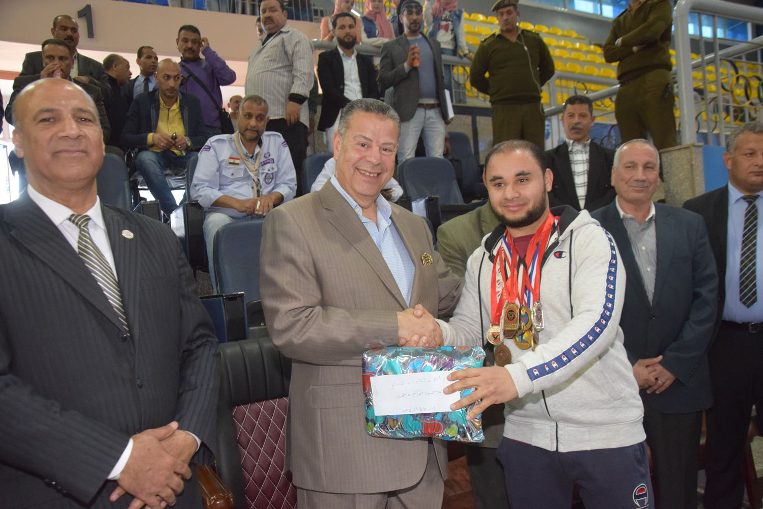 محافظ بني سويف يكرم الفائزين في مسابقات مهرجان الشباب (11)