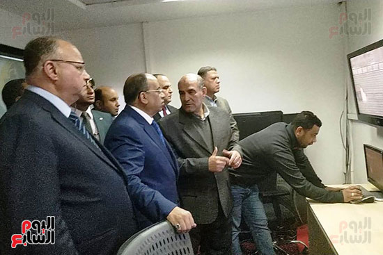 وزير التنمية المحلية ومحافظ القاهرة يتفقدان غرفة مراقبة استاد السلام (7)