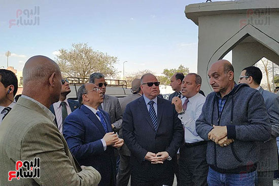 وزير التنمية المحلية ومحافظ القاهرة يتفقدان غرفة مراقبة استاد السلام (4)