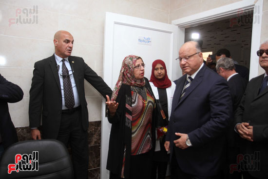 إفتتاح محافظ القاهرة  مركز طبي لخدمة أهالي عزبة نصر (3)